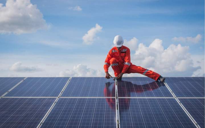 Pose de panneaux photovoltaïques, Strasbourg
